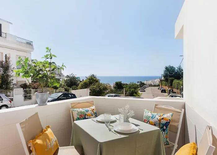 With Sea View, Ac And Walking To The By Algarve Dream Holidays Сasa de vacaciones Albufeira